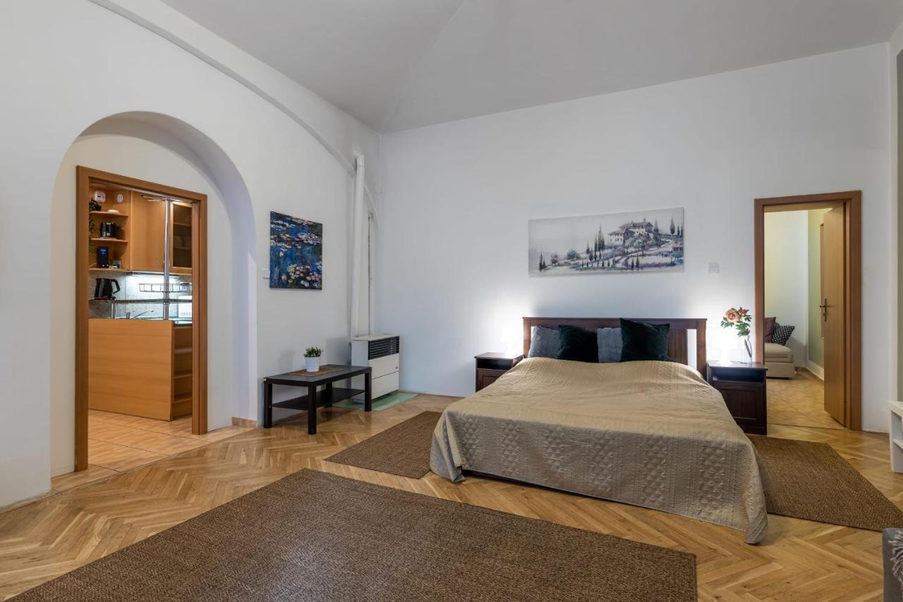 Spacious 3 Bedroom Apartment In The Heart Of Prag Exteriör bild