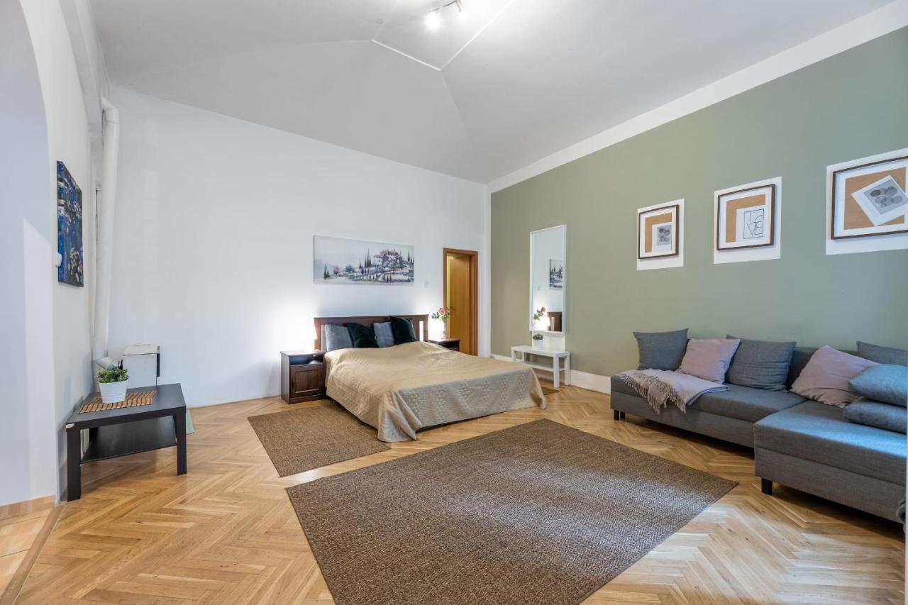 Spacious 3 Bedroom Apartment In The Heart Of Prag Exteriör bild