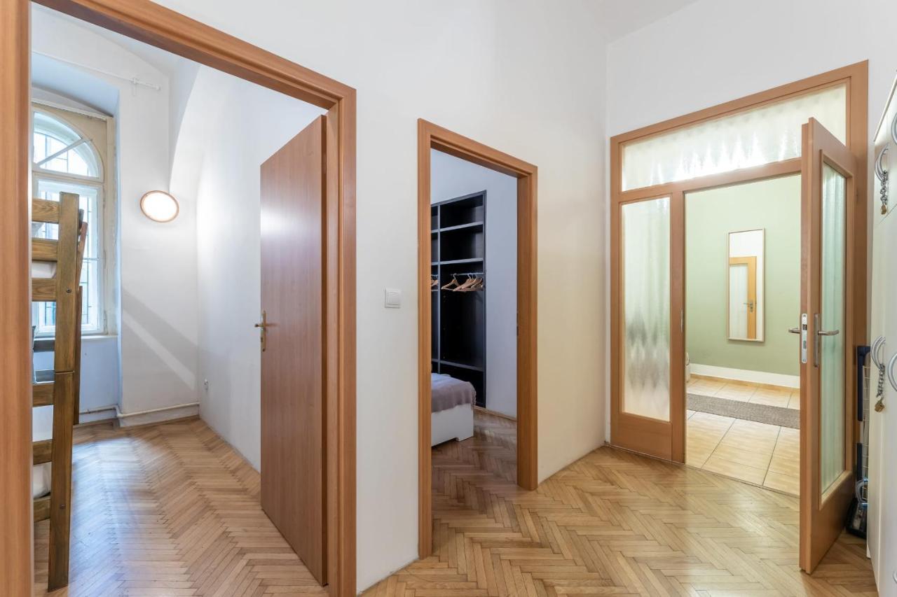Spacious 3 Bedroom Apartment In The Heart Of Prag Exteriör bild