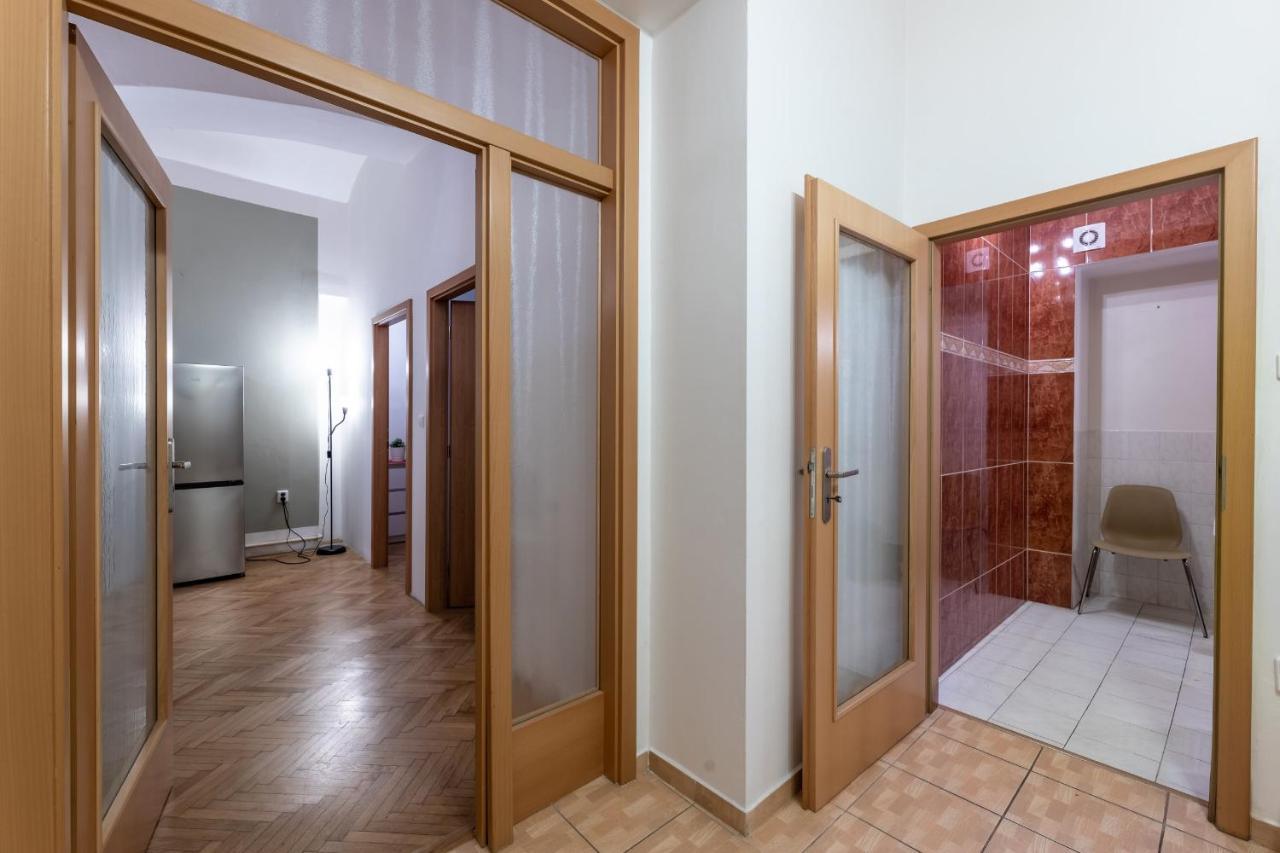 Spacious 3 Bedroom Apartment In The Heart Of Prag Exteriör bild